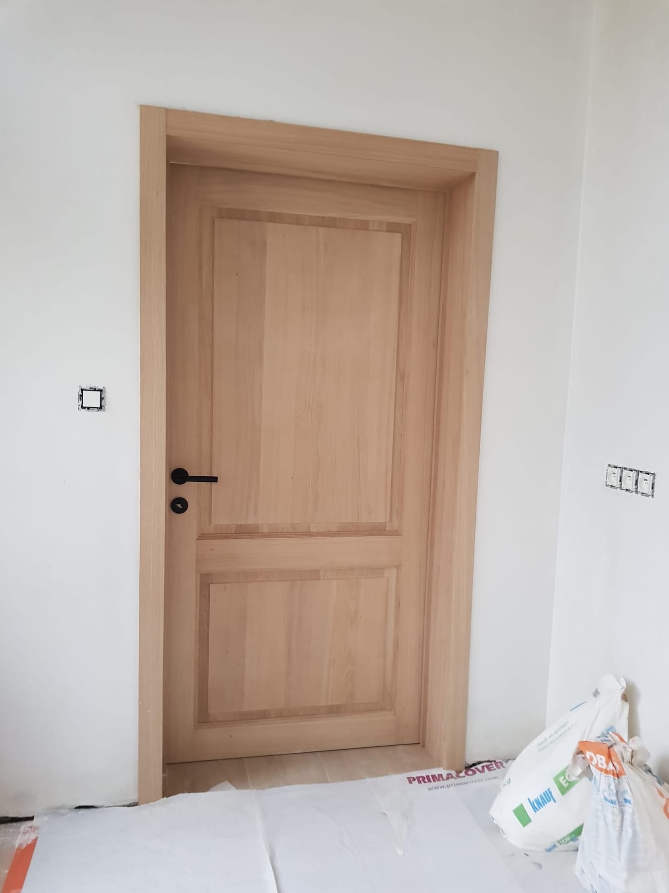 Klassiek interieur met eiken paneeldeur