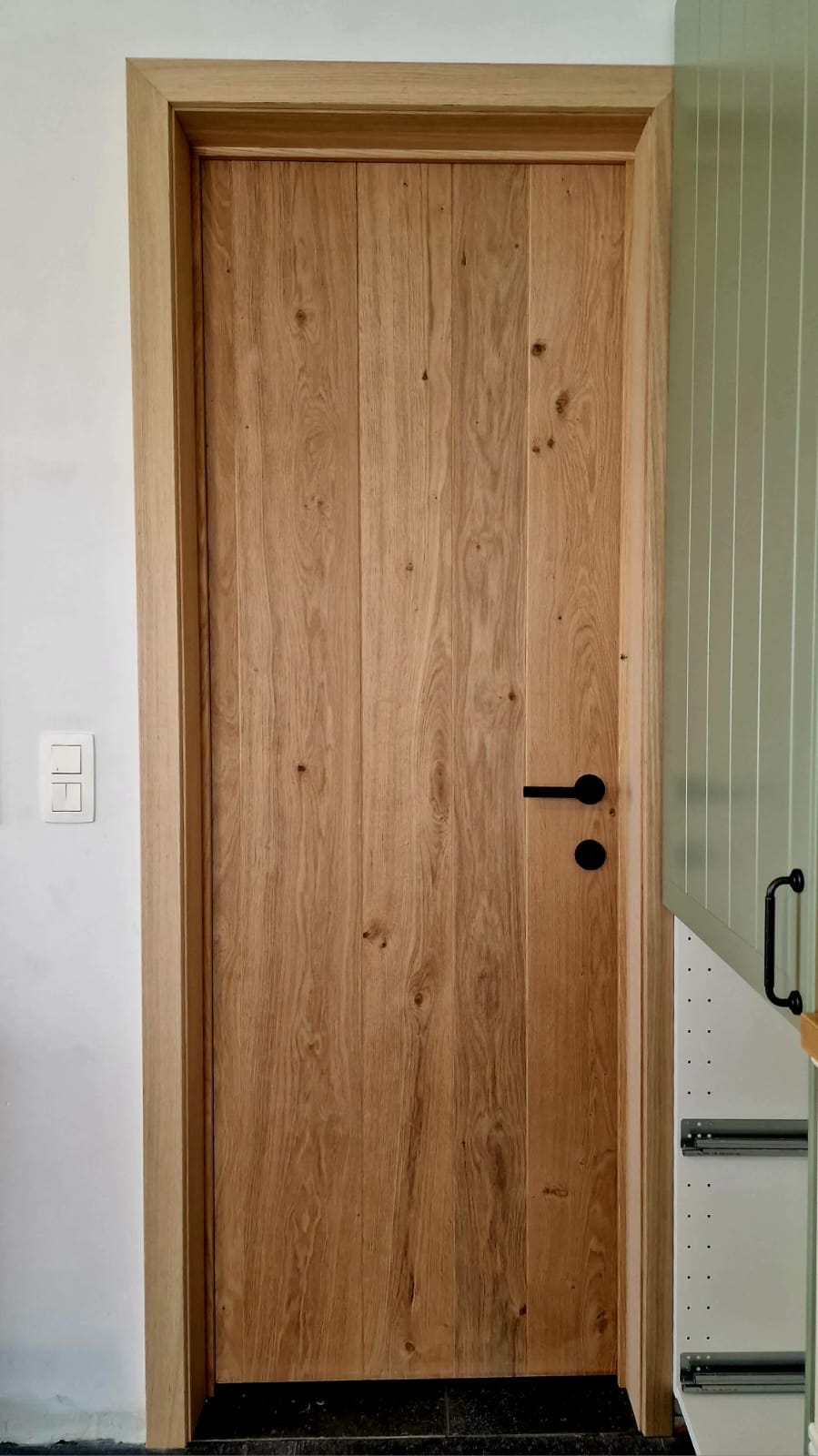 Kastenwand op maat naast een eiken plankdeur