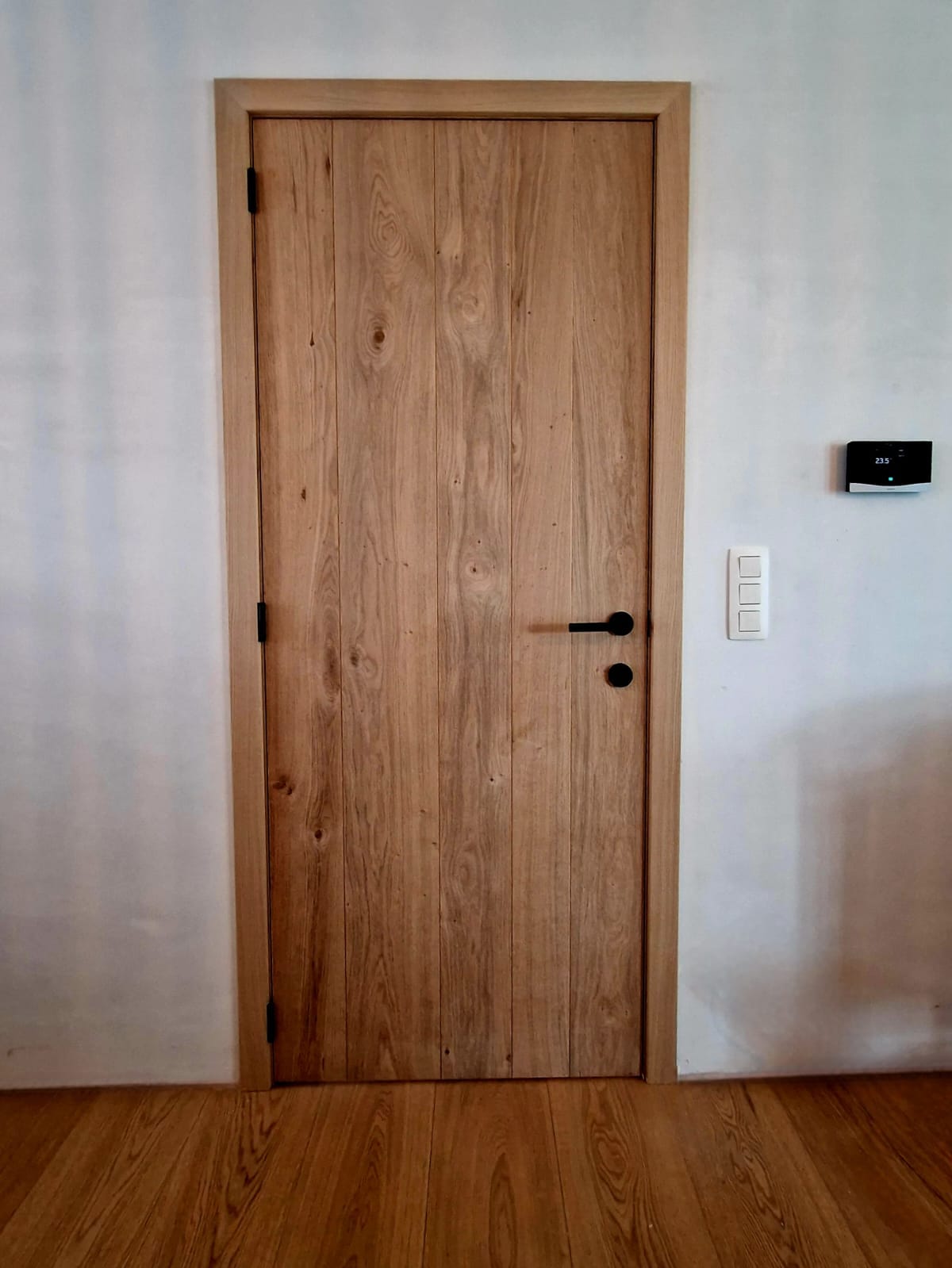 Scandinavisch interieur met eiken plankdeur