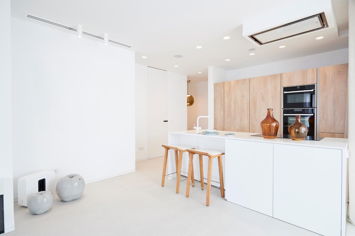 Witte Xinnix invisible deur in een strakke keuken met eiland