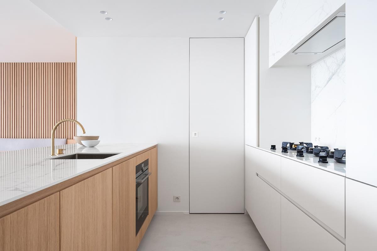 Witte Xinnix invisible deur gelijk met de muur