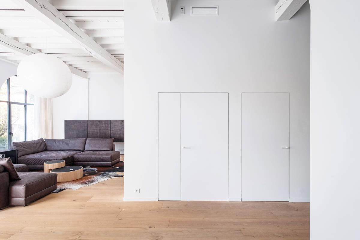 Twee witte Xinnix invisible deuren in een loft-woonkamer