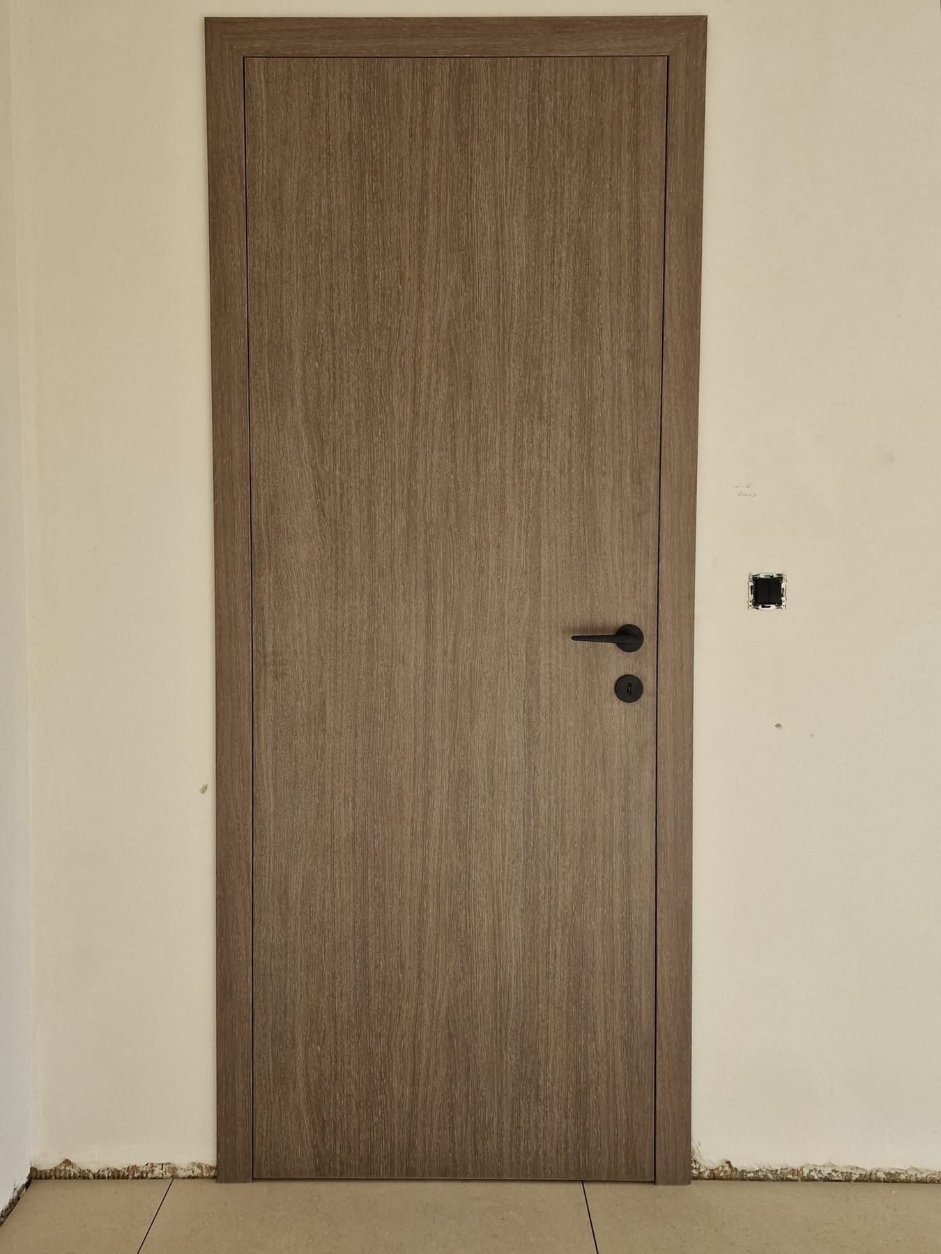Laminaatdeur in taupe houtlook op maat