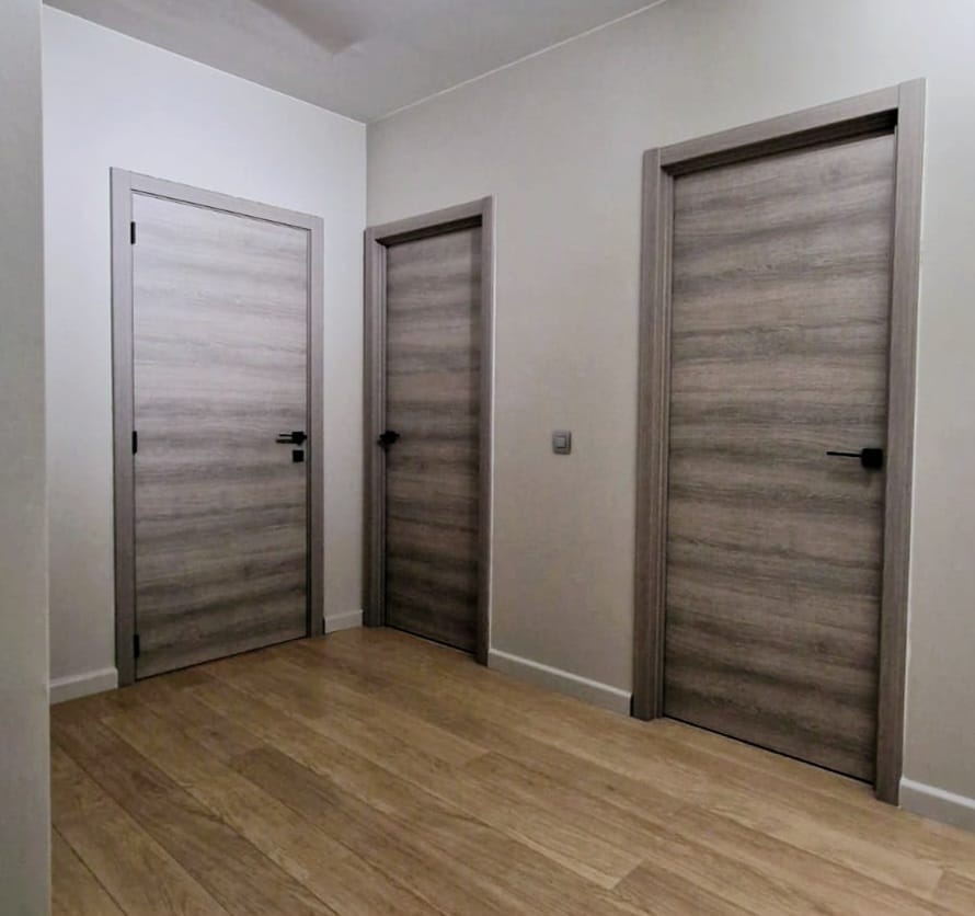 Overzicht van laminaatdeuren in grijze houtlook