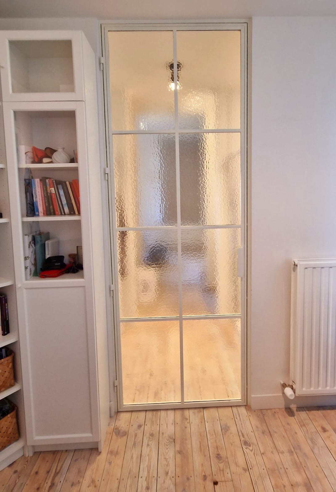 Witte stalen-look deur met glas bij een bibliotheek